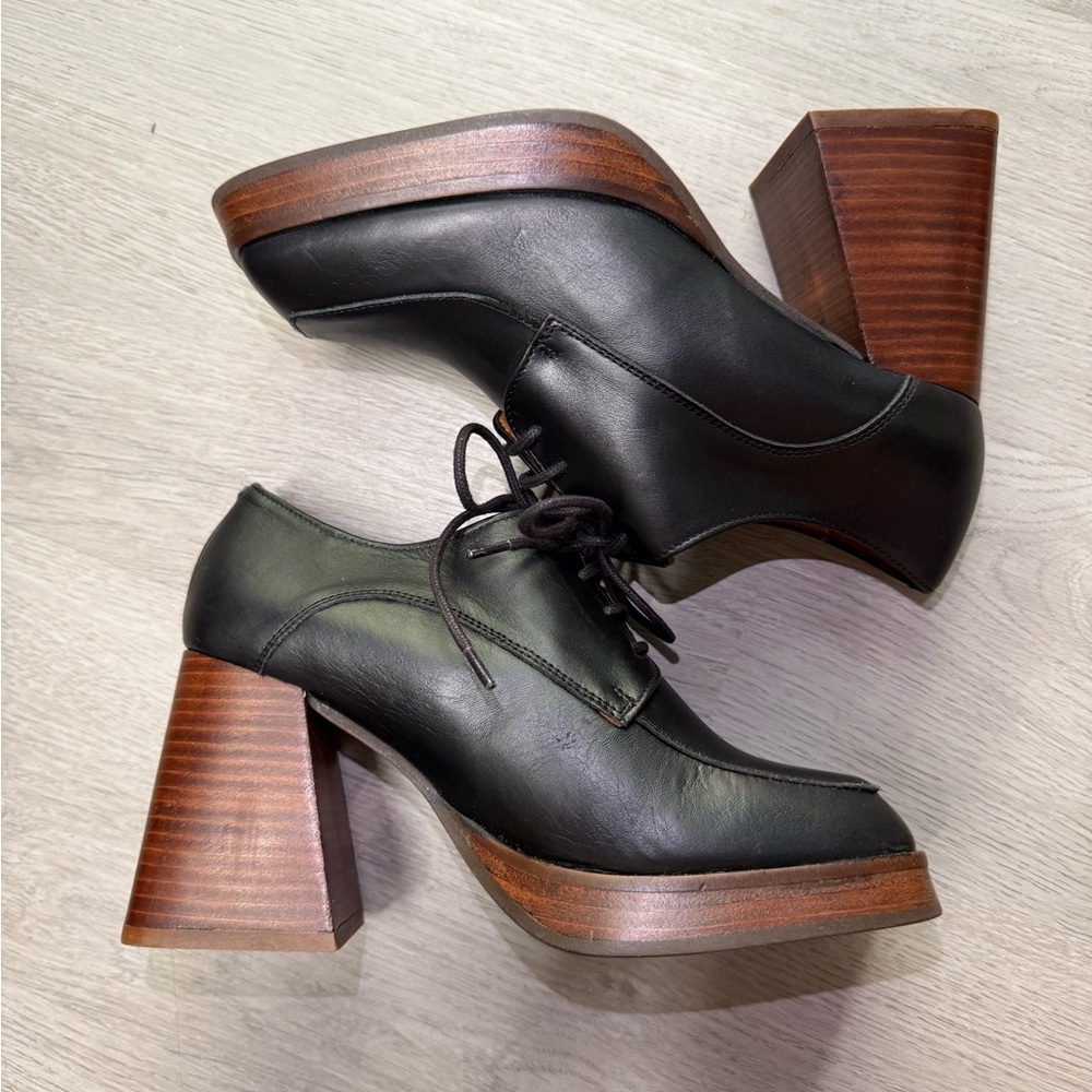 Elegant Black Leather Platform Heels - Picture 1 of 5